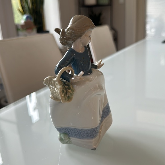 Nao - by Lladro - Nina Alicia figurine - Picture 2 of 7